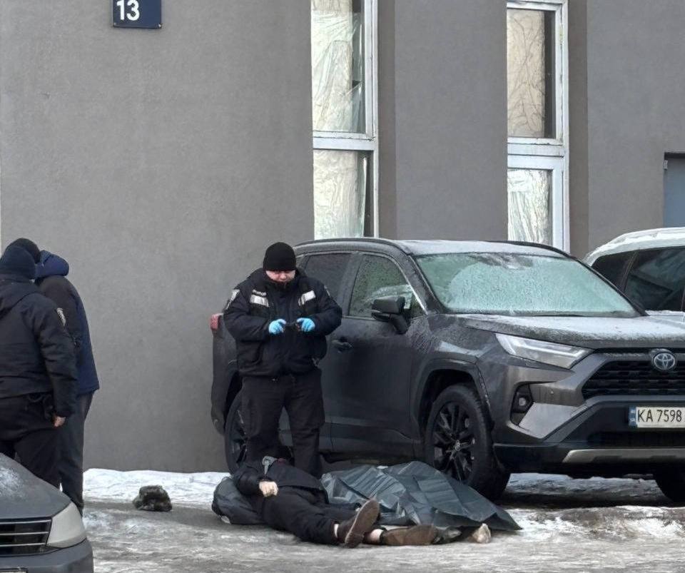 Біля «Деміївської» 73-річний киянин помер від хвороби серця, а не через ожеледицю Біля «Деміївської» 73-річний киянин помер від хвороби серця, а не через ожеледицю