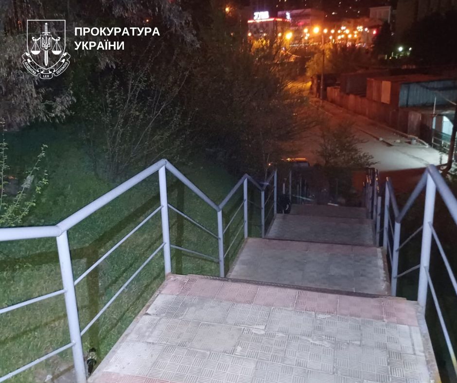 Сходи, місце злочину