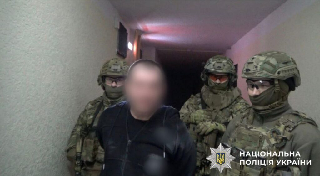 Замах на вбивство біля під'їзду: стрілок з Київщини міг використати смарт-окуляри Замах на вбивство біля під'їзду: стрілок з Київщини міг використати смарт-окуляри