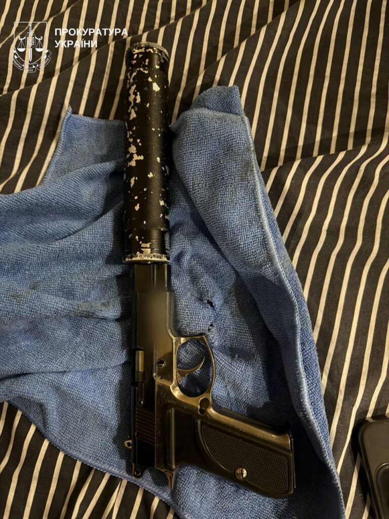 Замах на вбивство біля під'їзду: стрілок з Київщини міг використати смарт-окуляри Замах на вбивство біля під'їзду: стрілок з Київщини міг використати смарт-окуляри