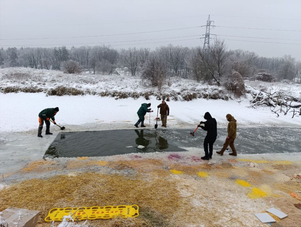 В Ірпені розколюють лід для качок та лебедів В Ірпені розколюють лід для качок та лебедів