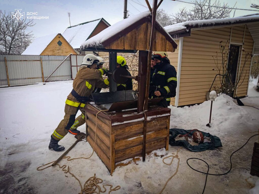 На Білоцерківщині чоловіка врятували з 8-метрової криниці