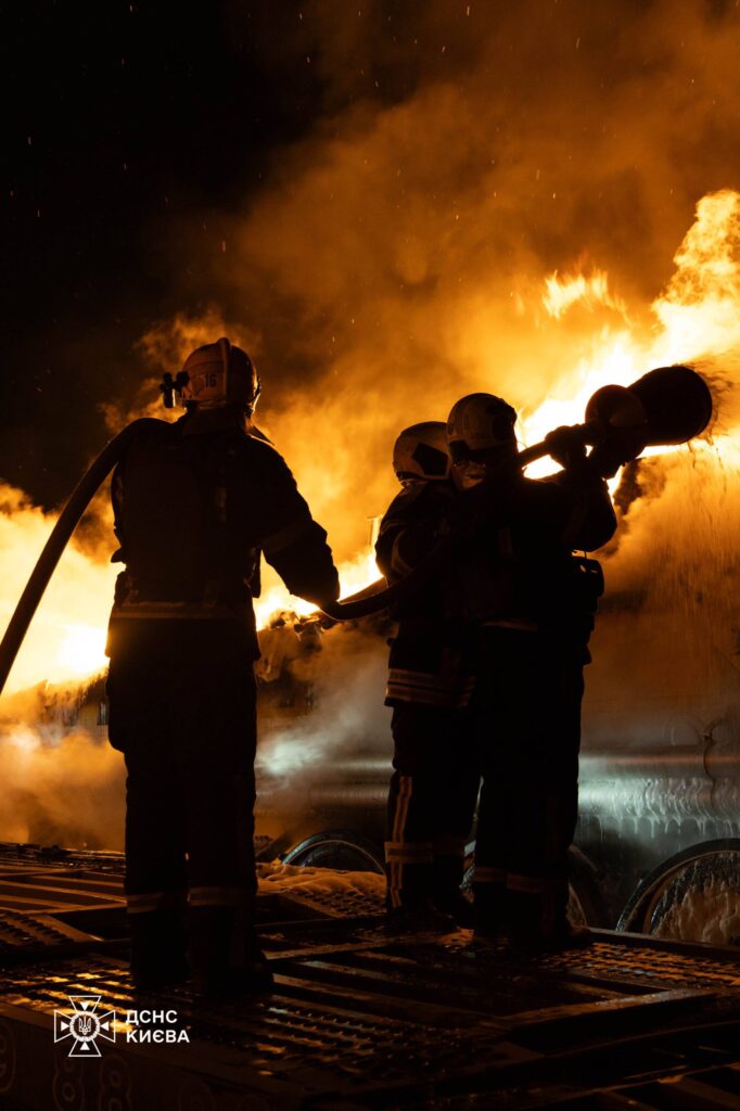 Нічна атака на Київ: 1 загиблий, 4 постраждалі (оновлено) Нічна атака на Київ: 1 загиблий, 4 постраждалі (оновлено)
