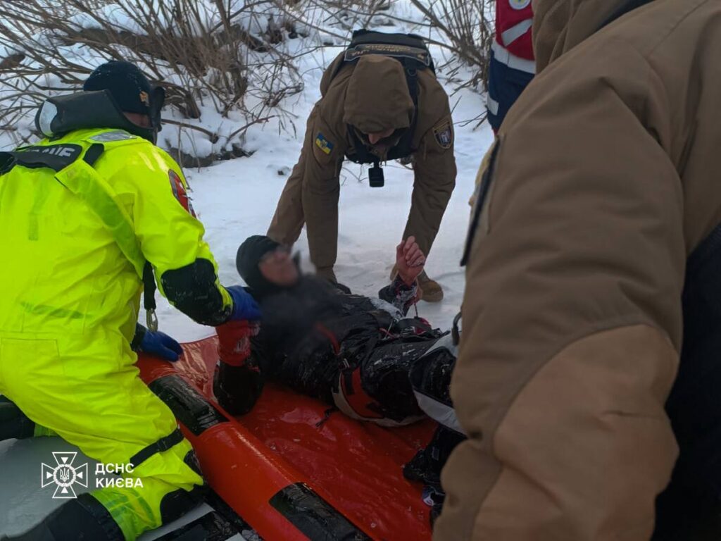У парку «Наталка» рятувальники витягли чоловіка з-під льоду У парку «Наталка» рятувальники витягли чоловіка з-під льоду