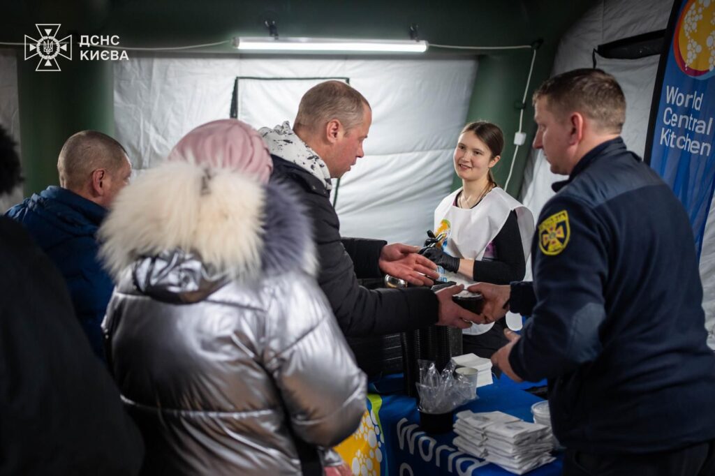 У Києві працюють 104 мобільні пункти незламності ДСНС У Києві працюють 104 мобільні пункти незламності ДСНС
