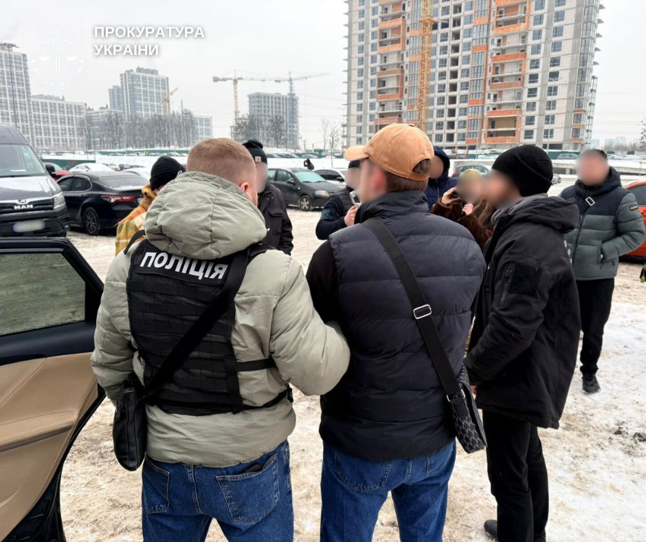 У Києві два чоловіки продавали фальшиві $100 за півціни У Києві два чоловіки продавали фальшиві $100 за півціни