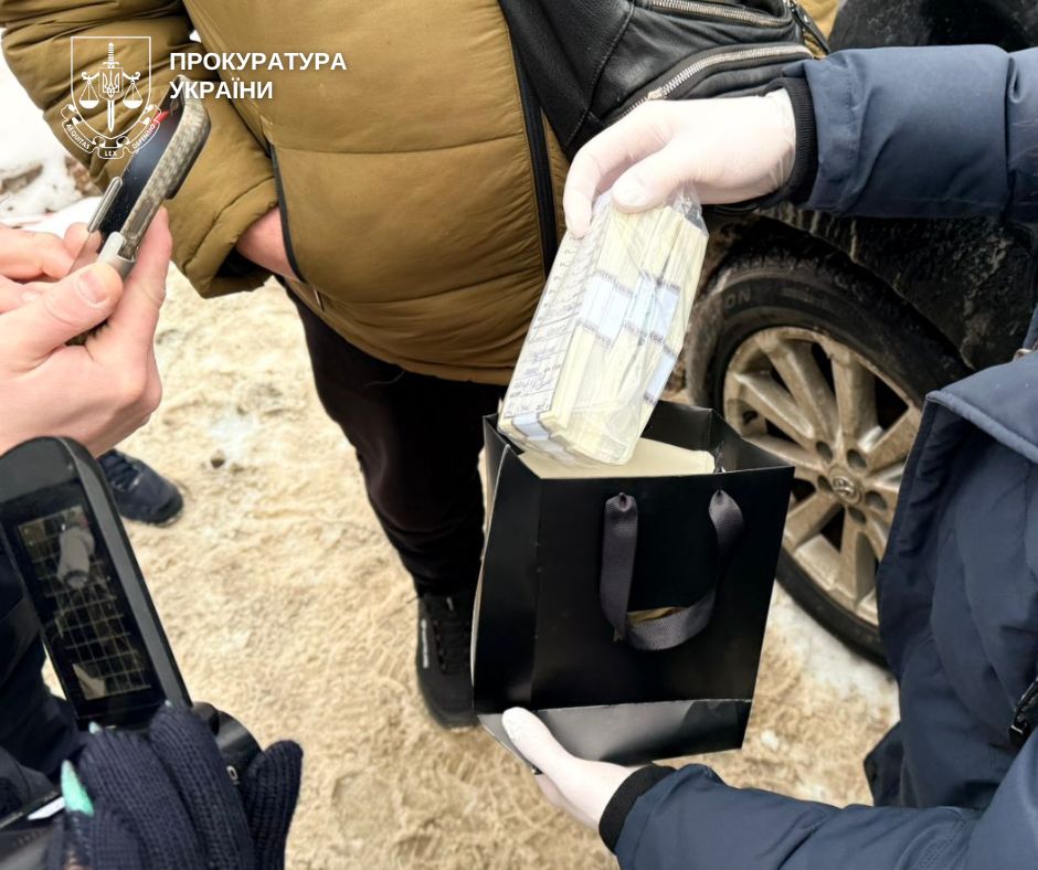 У Києві два чоловіки продавали фальшиві $100 за півціни У Києві два чоловіки продавали фальшиві $100 за півціни