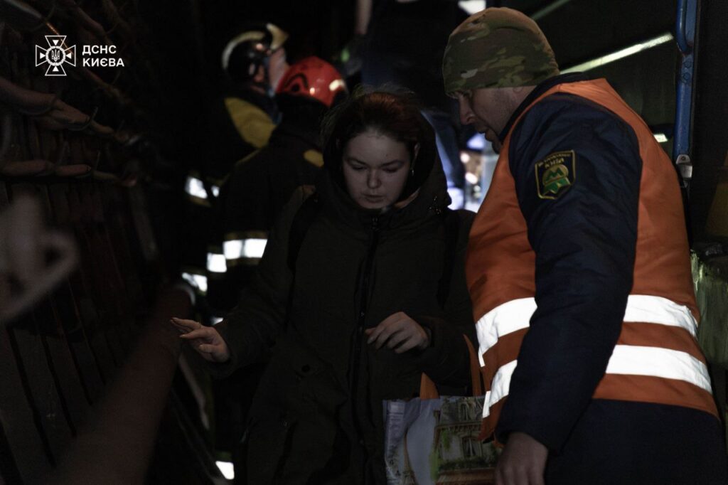 Метро Києва: рятувальники вивели 481 пасажира з тунелів
