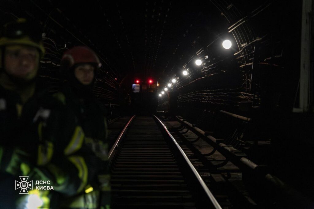 Метро Києва: рятувальники вивели 481 пасажира з тунелів
