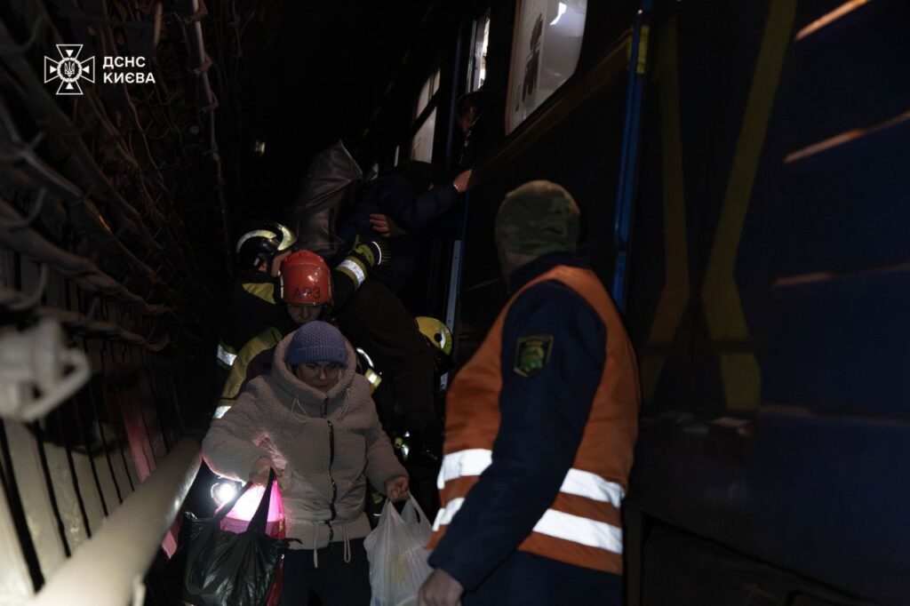 Метро Києва: рятувальники вивели 481 пасажира з тунелів
