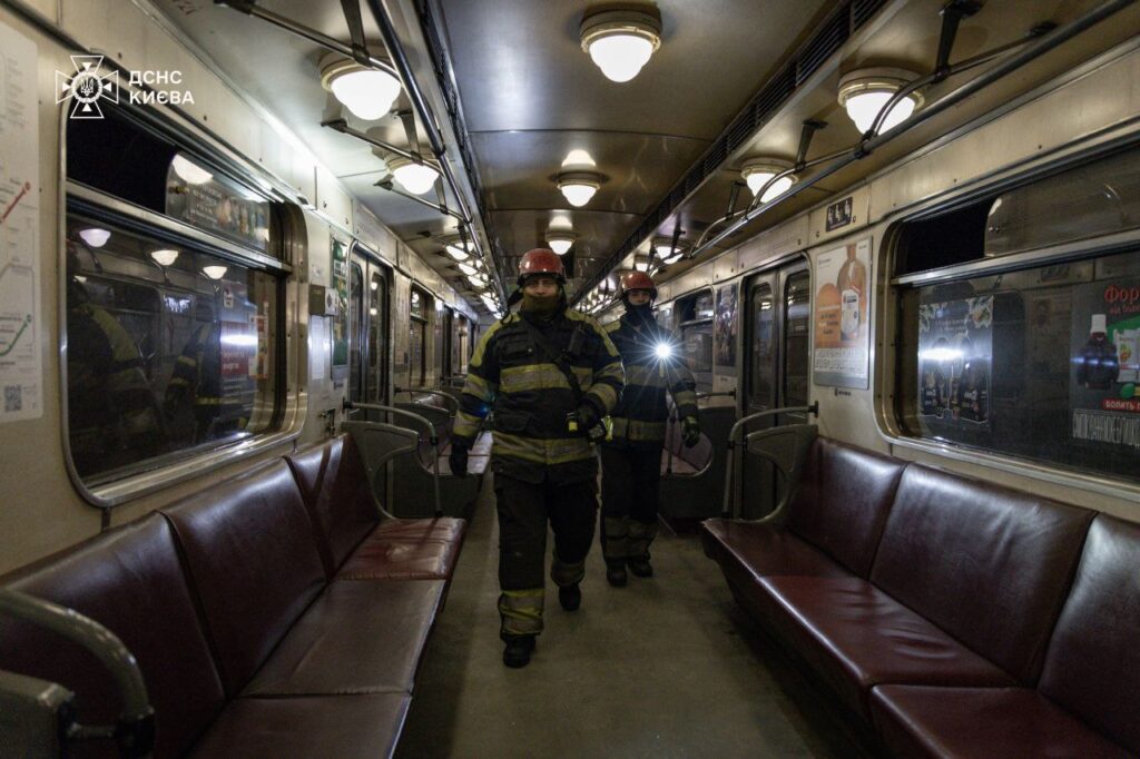 Метро Києва: рятувальники вивели 481 пасажира з тунелів