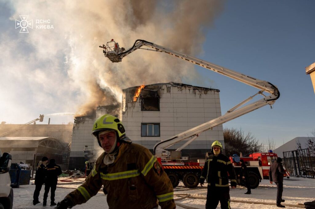 Загоряння складської будівлі у Соломʼянському районі