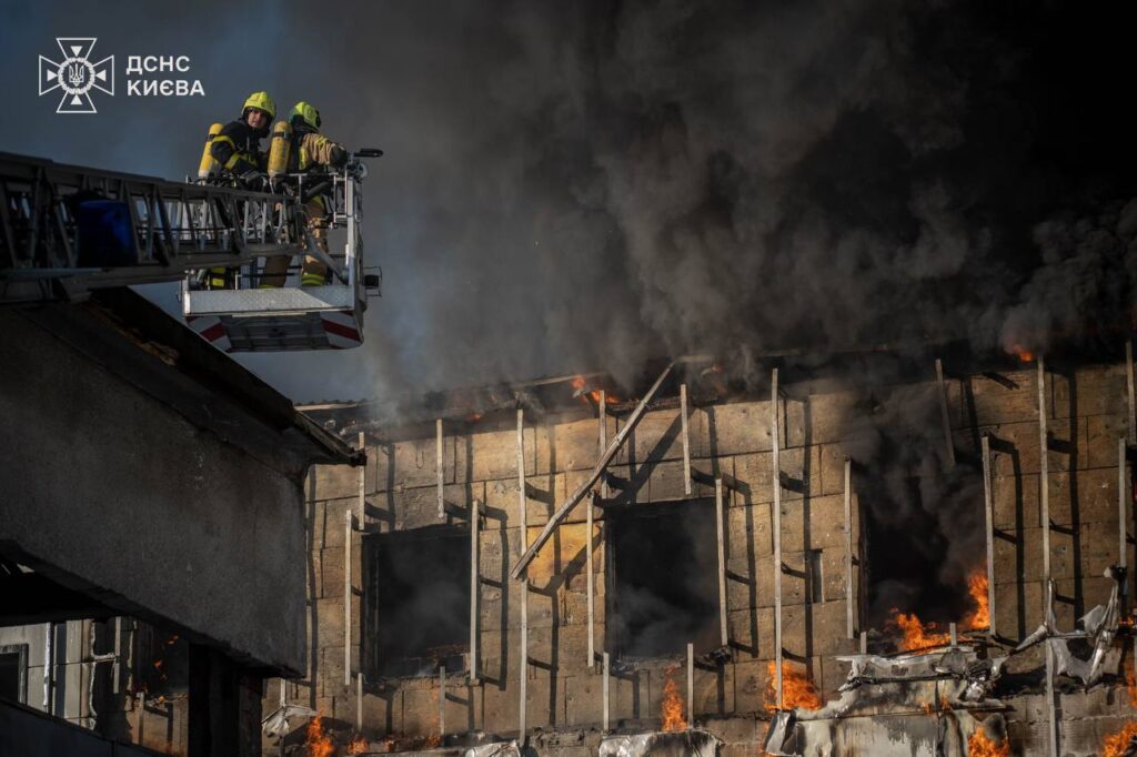 Загоряння складської будівлі у Соломʼянському районі