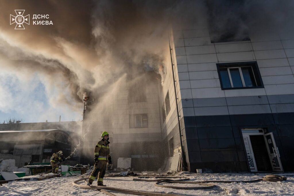 Загоряння складської будівлі у Соломʼянському районі
