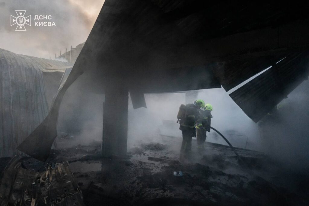 Загоряння складської будівлі у Соломʼянському районі