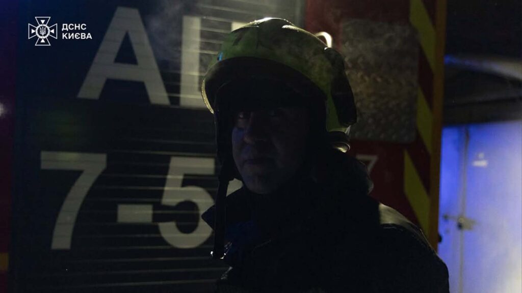 На Подолі згорів приватний гараж — гасіння тривало понад дві години