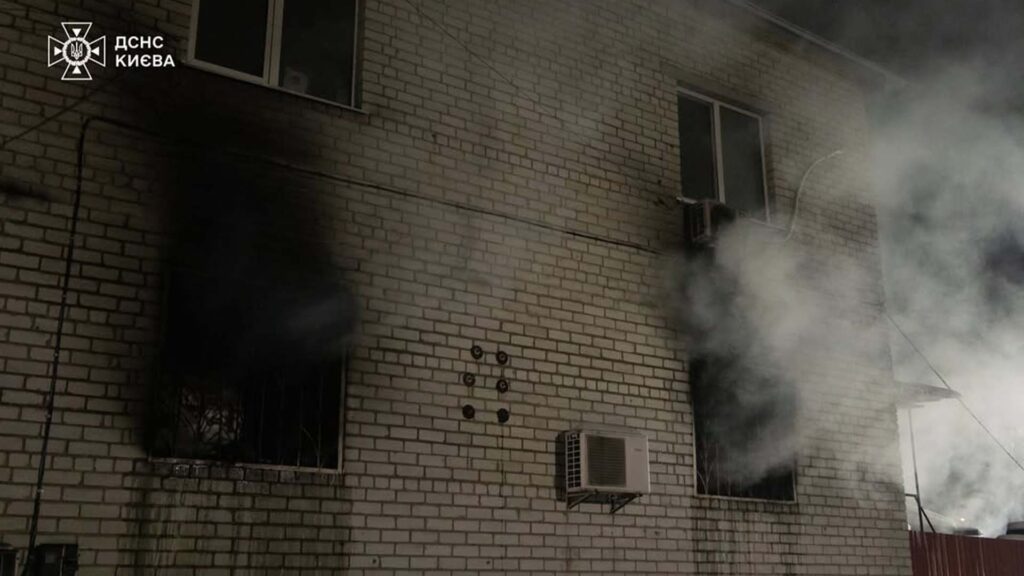 На Подолі згорів приватний гараж — гасіння тривало понад дві години