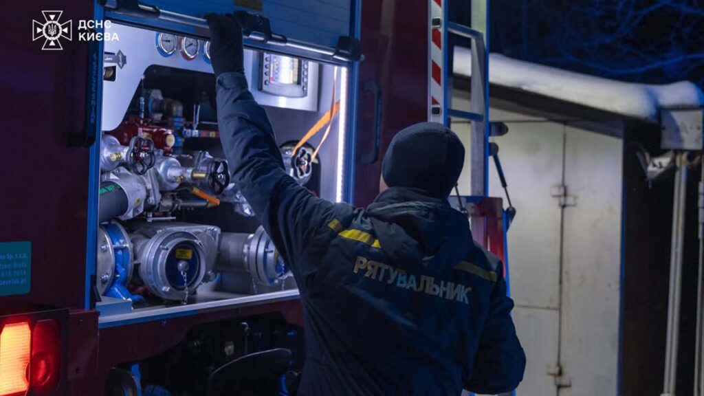 На Подолі згорів приватний гараж — гасіння тривало понад дві години