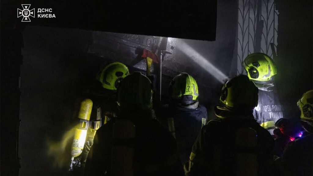 На Подолі згорів приватний гараж — гасіння тривало понад дві години