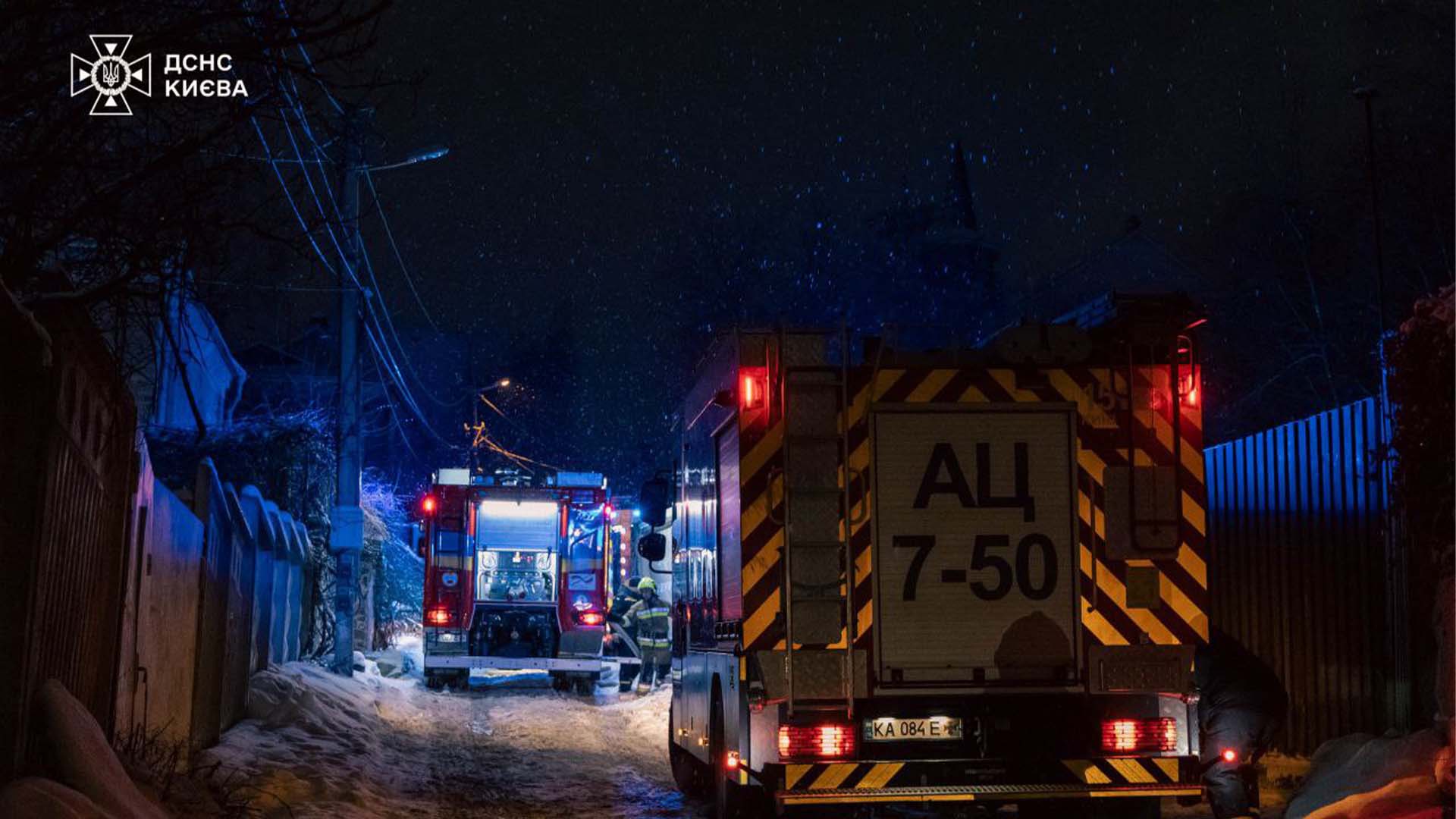 Дві пожежні машини стоять на дорозі