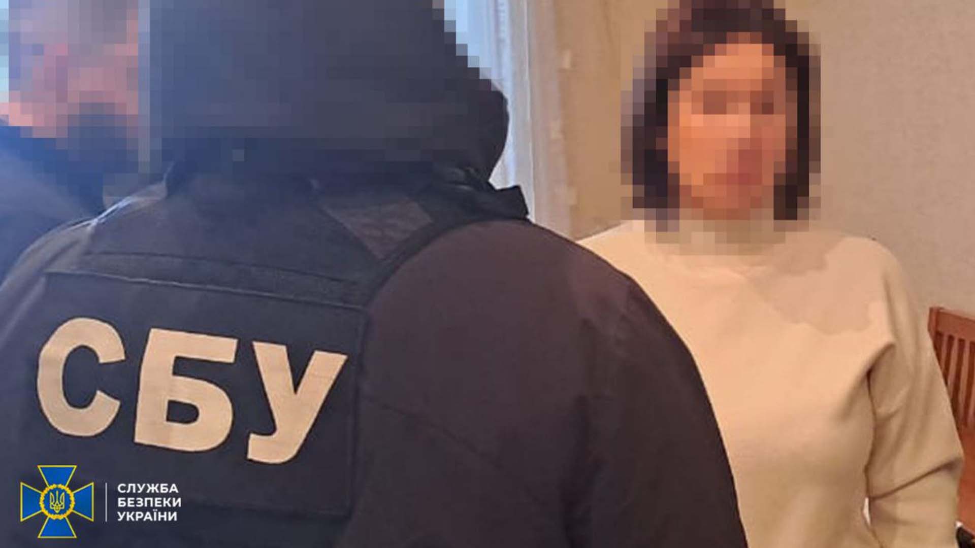 Представники СБУ розмовляють з підозрюваною
