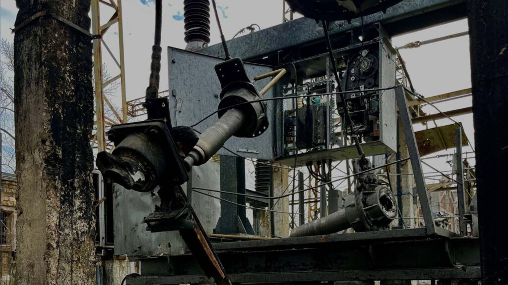 Пошкоджений енергощиток з ножовим вимикачем