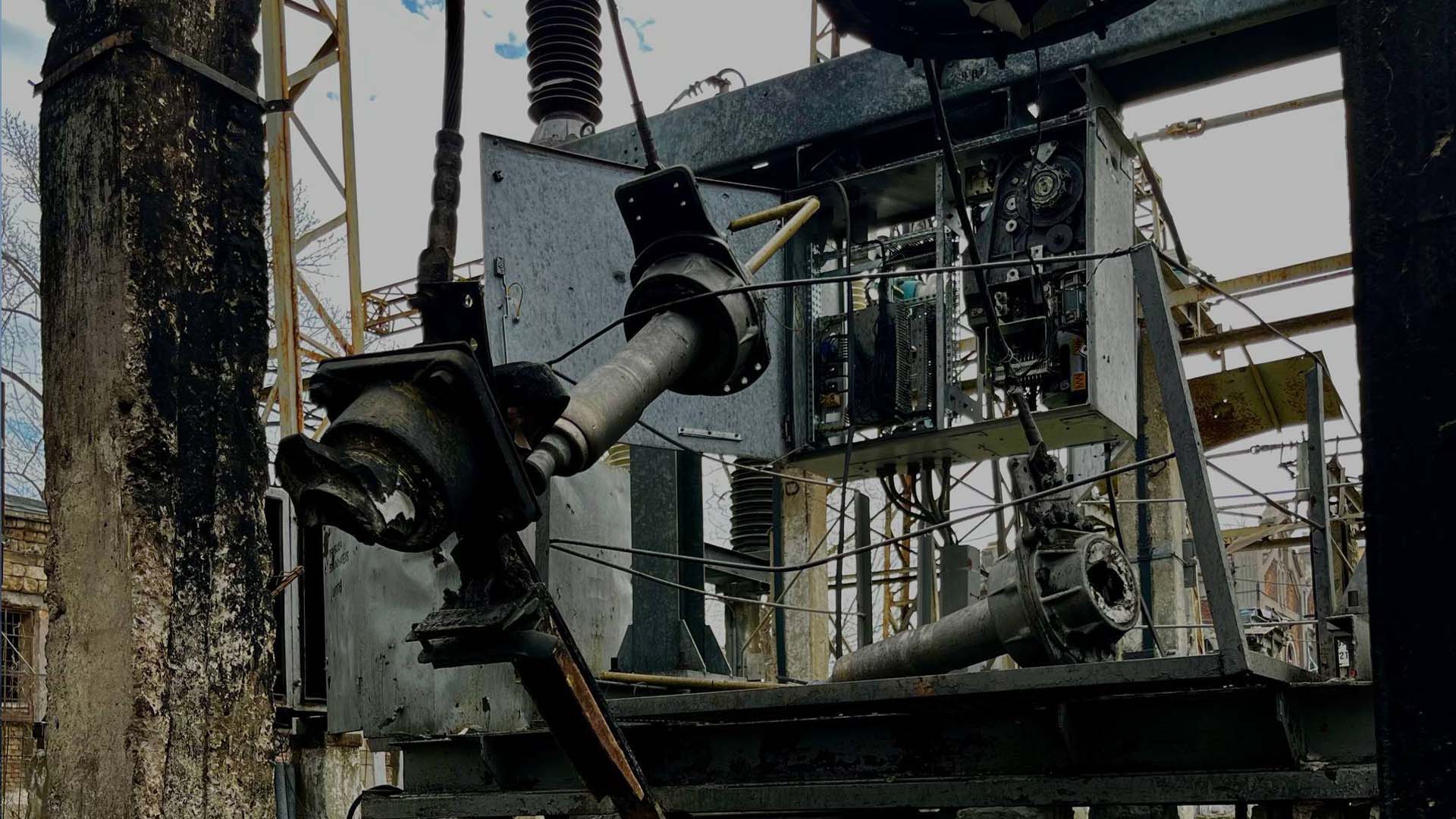 Пошкоджена енергетична інфраструктура України внаслідок ракетного обстрілу, працівники ДТЕК проводять відновлювальні роботи