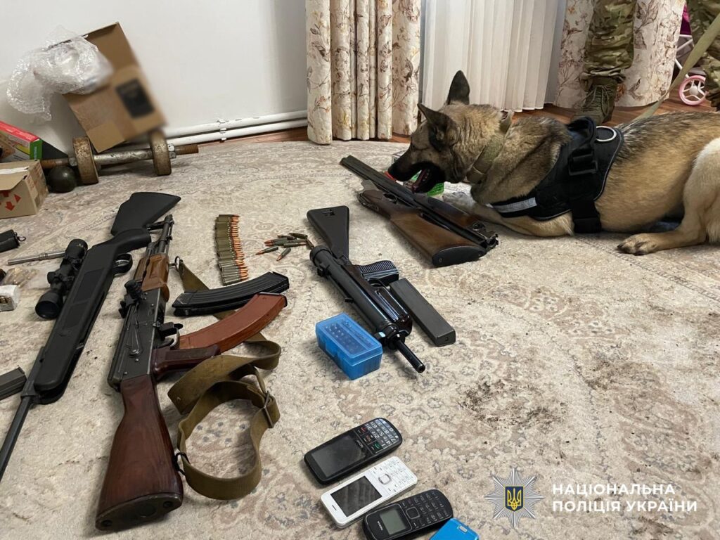 На Київщині поліція ліквідувала канал нелегального збуту зброї (відео)