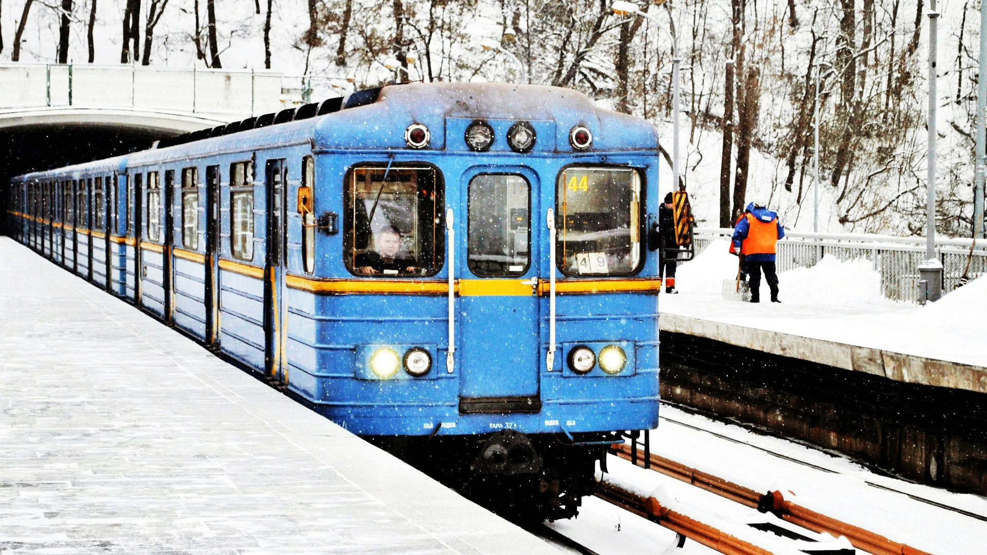 Потяг Київського метрополітену їде наземною частиною у зимовий час