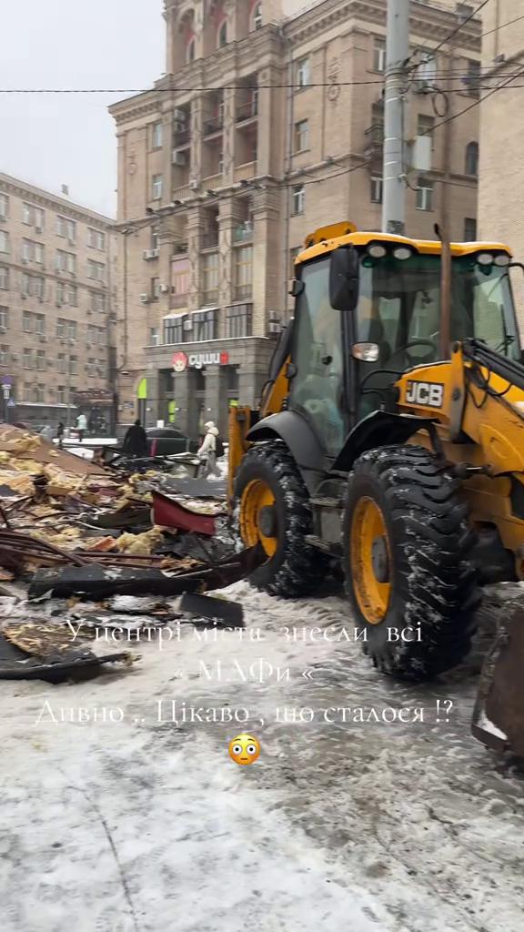 На Майдані комунальники зносять незаконні кіоски вручну попри негоду (відео)