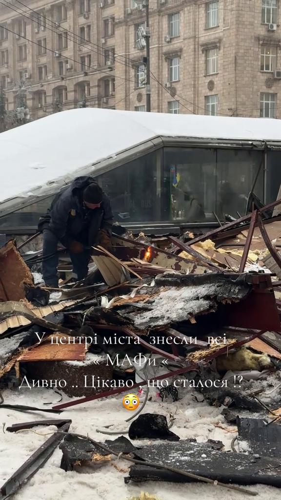 На Майдані комунальники зносять незаконні кіоски вручну попри негоду (відео)