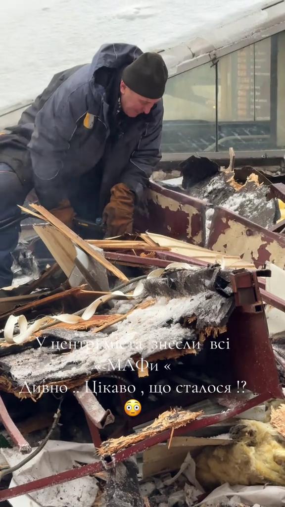 На Майдані комунальники зносять незаконні кіоски вручну попри негоду (відео)