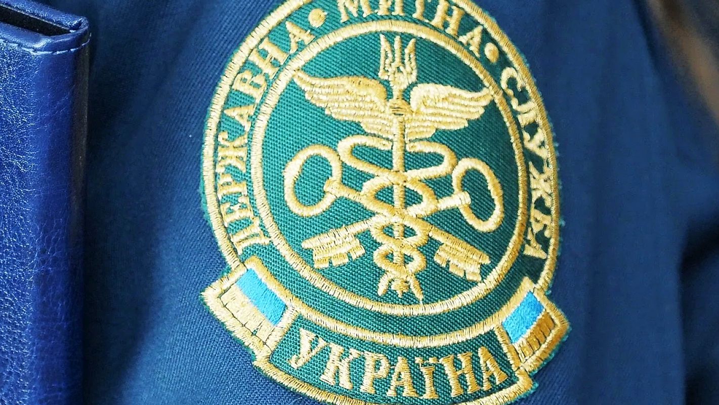 Наживка на рукаві працівниці Державної митної служби України