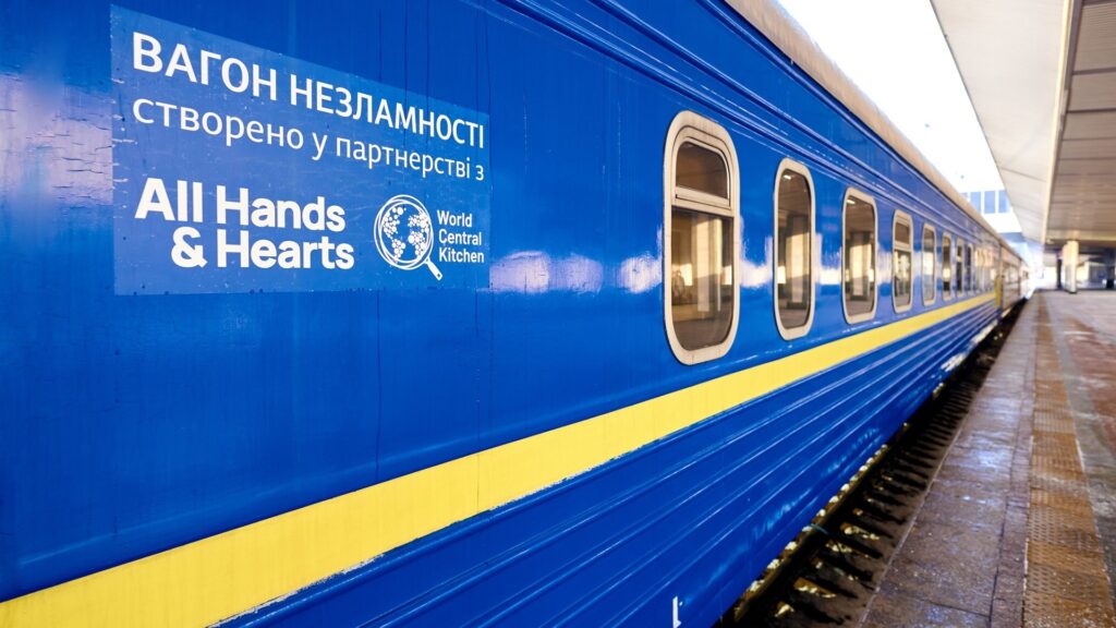 Київ і Харків отримали вагони незламності після обстрілів «Вагони незламності»