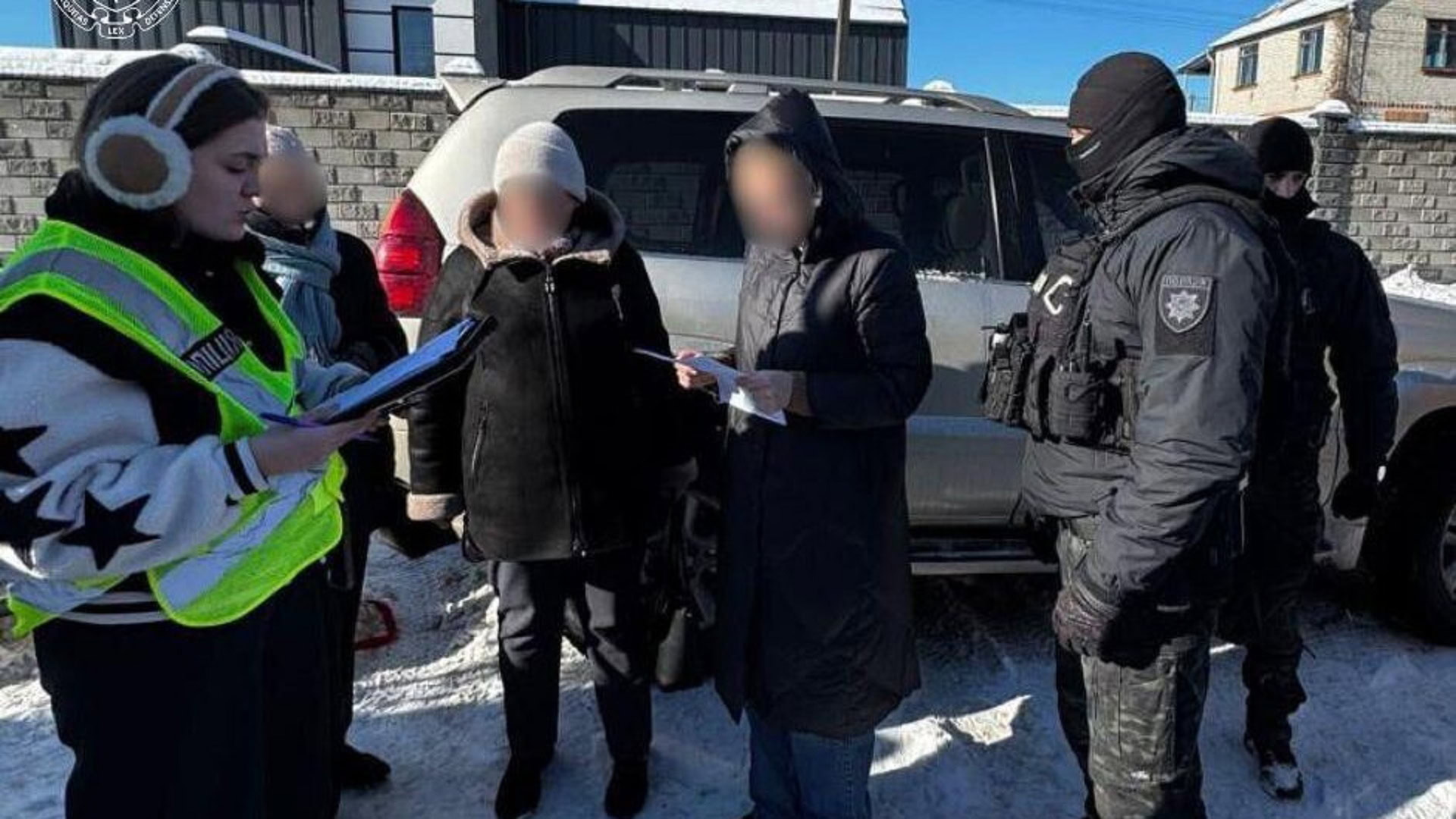 Підозрювані у супроводі двох правоохоронців