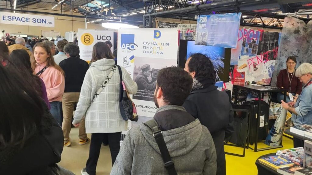 Українську операторську школу представили в Парижі на головній кіновиставці Європи Відвідувачі виставки AFC Micro Salon Show проходять біля українського стенду