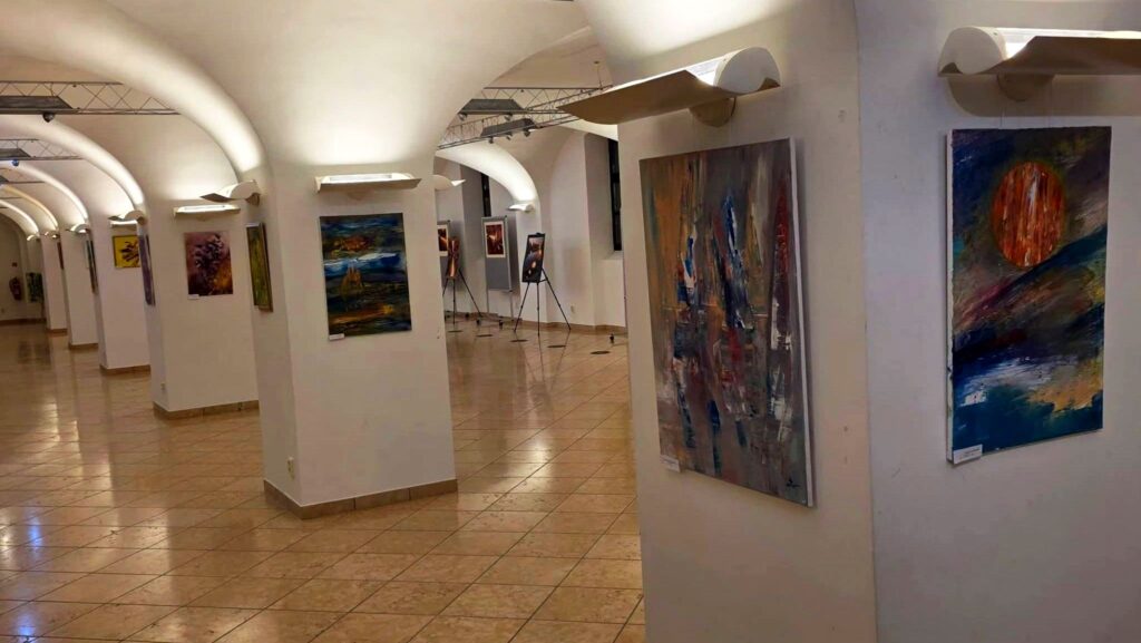 Великий зал із великою кількістю картин