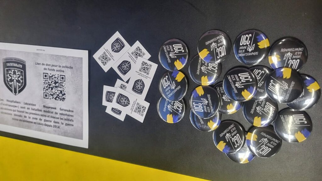 Українську операторську школу представили в Парижі на головній кіновиставці Європи Значки, на яких зображено тризуб