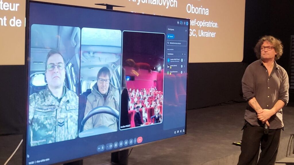 Українську операторську школу представили в Парижі на головній кіновиставці Європи Проєкція на великий екран, на якій, зокрема, двоє українських військових