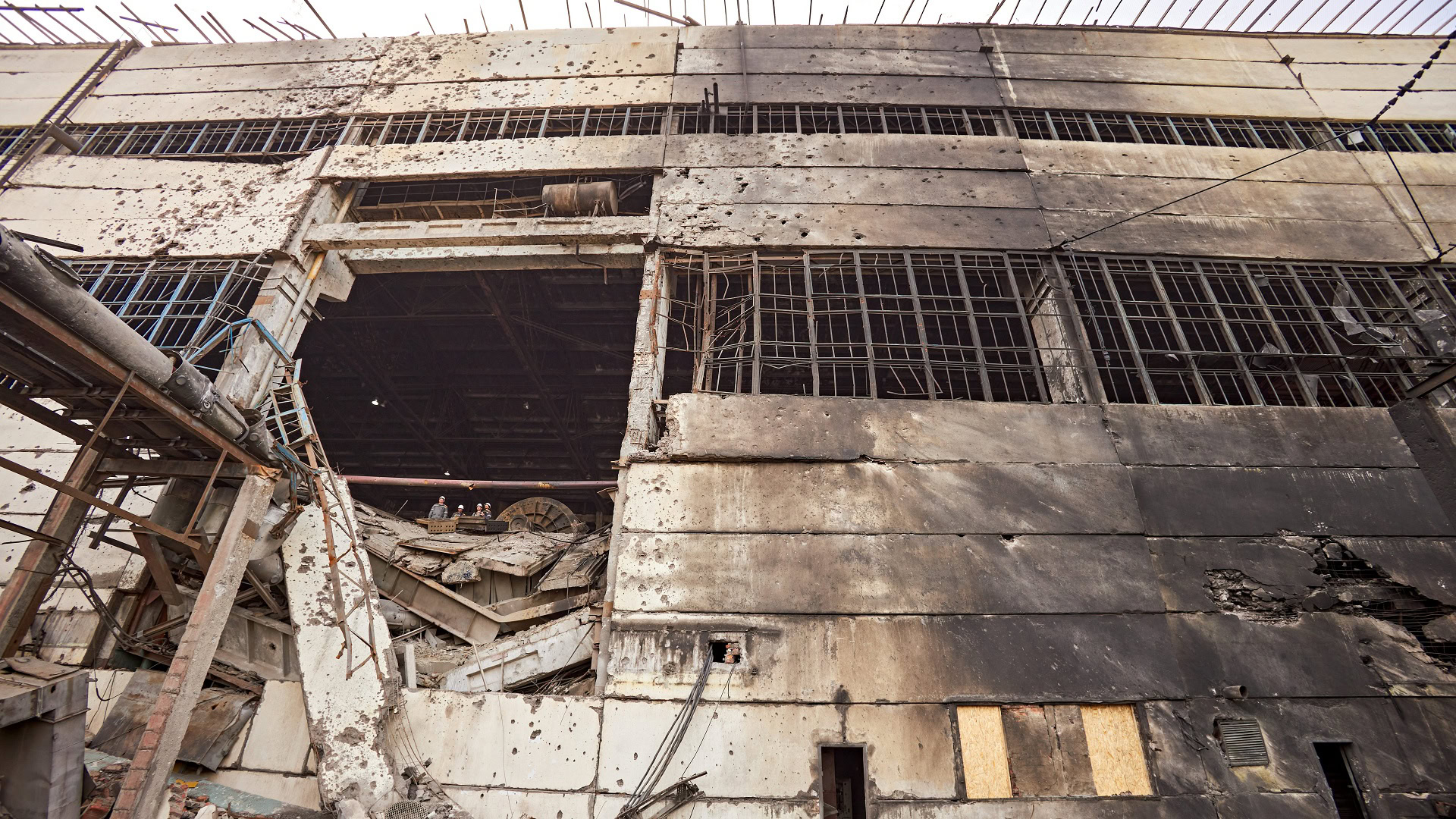 Пошкоджена теплоелектроцентраль після російського авіаудару, відновлювальні роботи на енергетичному об'єкті