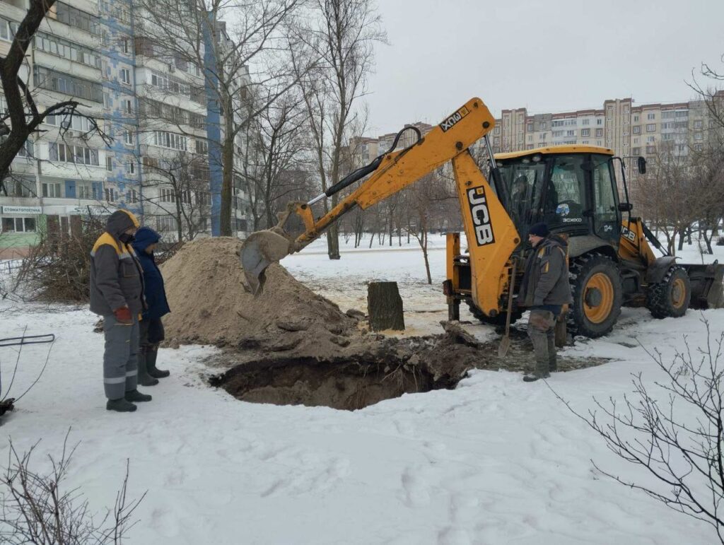 Житомирводоканал рятує Київ: 5 фахівців працюють цілодобово Працівники комунальних служб поряд с ямою виритою екскаватором