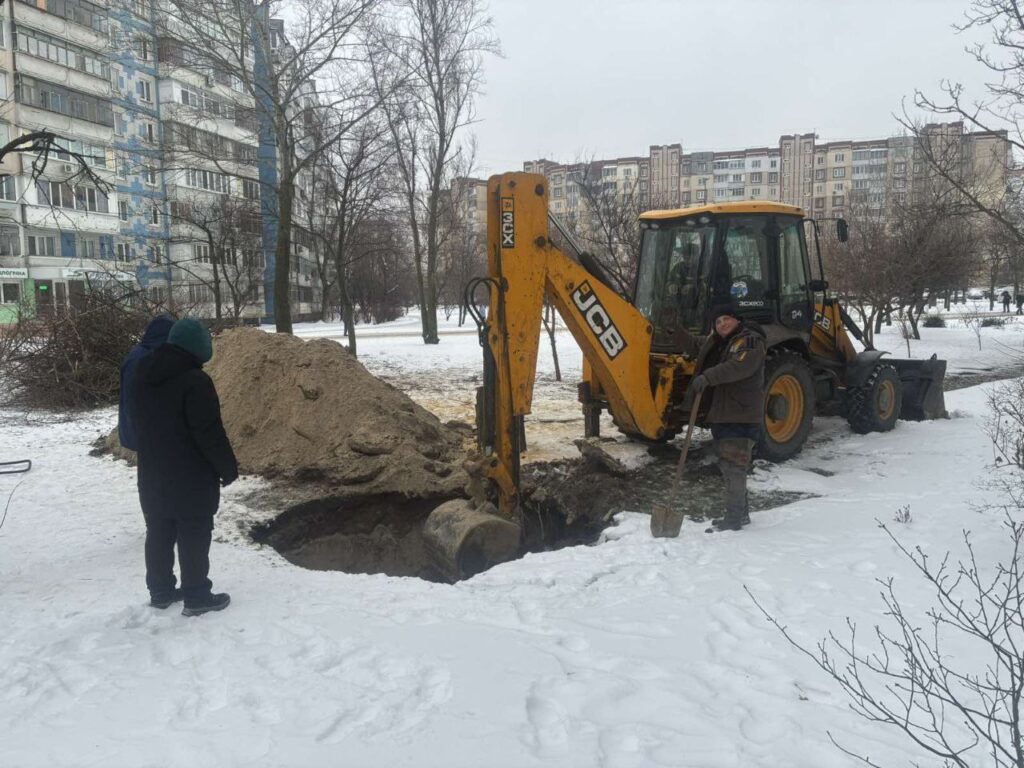 Житомирводоканал рятує Київ: 5 фахівців працюють цілодобово Працівник комунальних служб спостерігає за роботою екскаватора