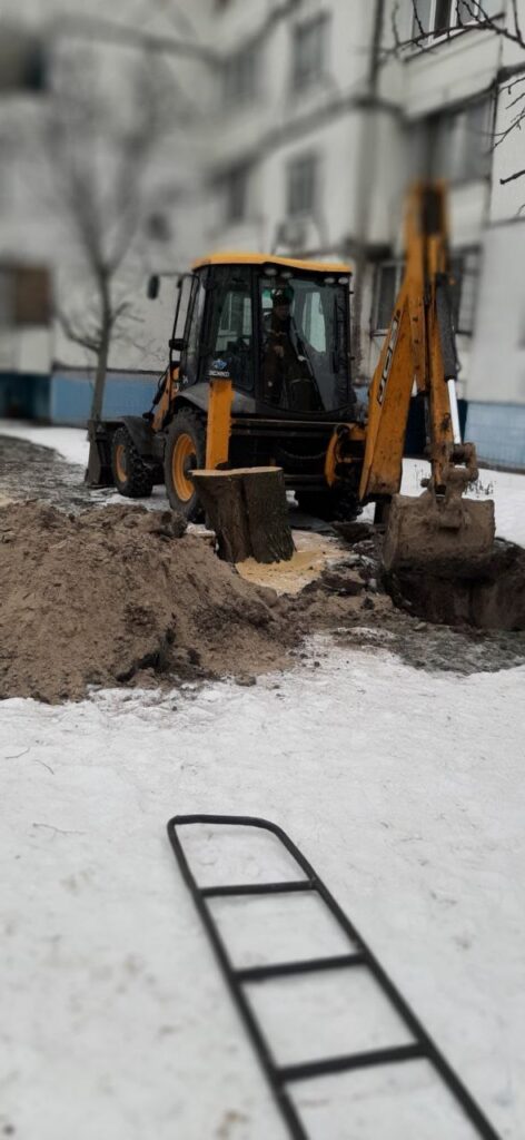 Житомирводоканал рятує Київ: 5 фахівців працюють цілодобово Екскаватор риє яму поряд з пнем дерева