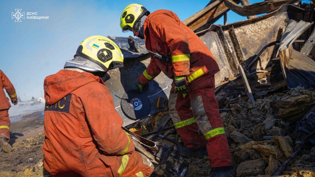 Пожежу на Roshen у Яготині гасять вже 5 діб Пожежу на Roshen у Яготині гасять вже 5 діб