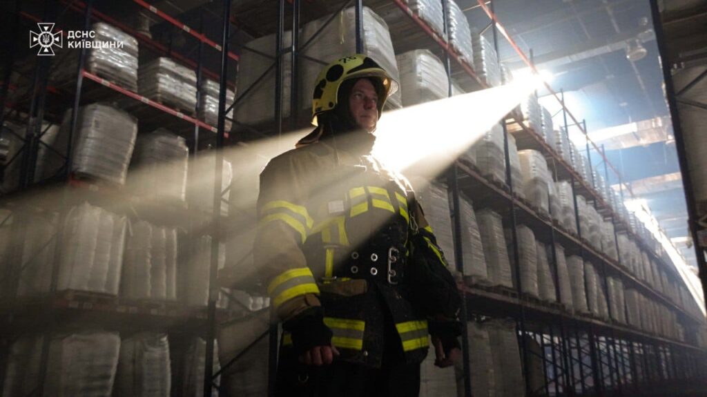 Пожежу на Roshen у Яготині гасять вже 5 діб Пожежу на Roshen у Яготині гасять вже 5 діб