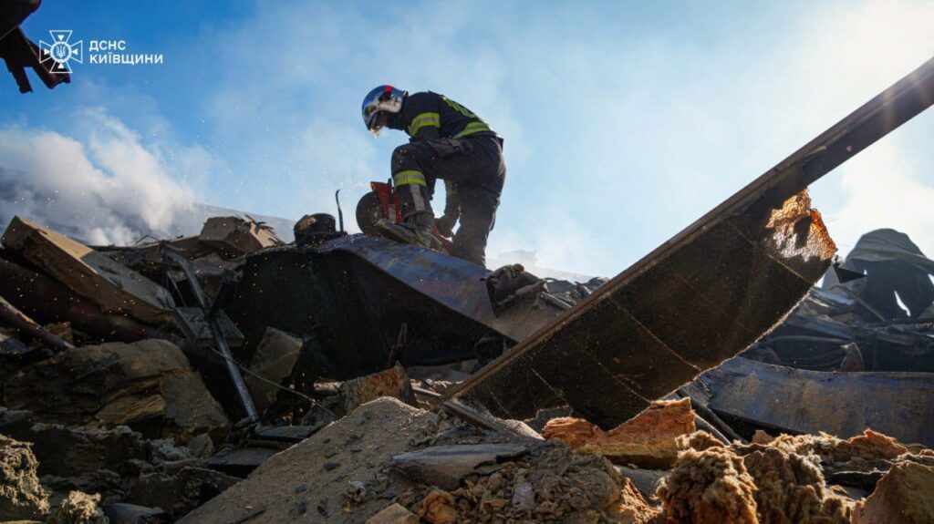 Пожежу на Roshen у Яготині гасять вже 5 діб Пожежу на Roshen у Яготині гасять вже 5 діб