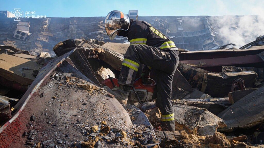 Пожежу на Roshen у Яготині гасять вже 5 діб Пожежу на Roshen у Яготині гасять вже 5 діб