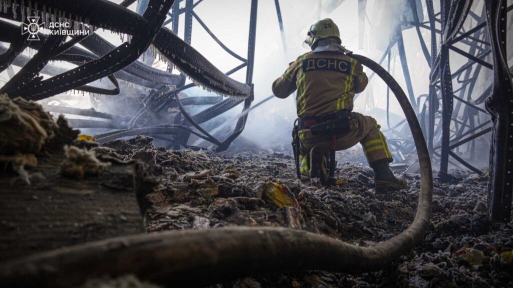 Пожежу на Roshen у Яготині гасять вже 5 діб Пожежник гасить пожежу на комплексі Roshen в Яготині