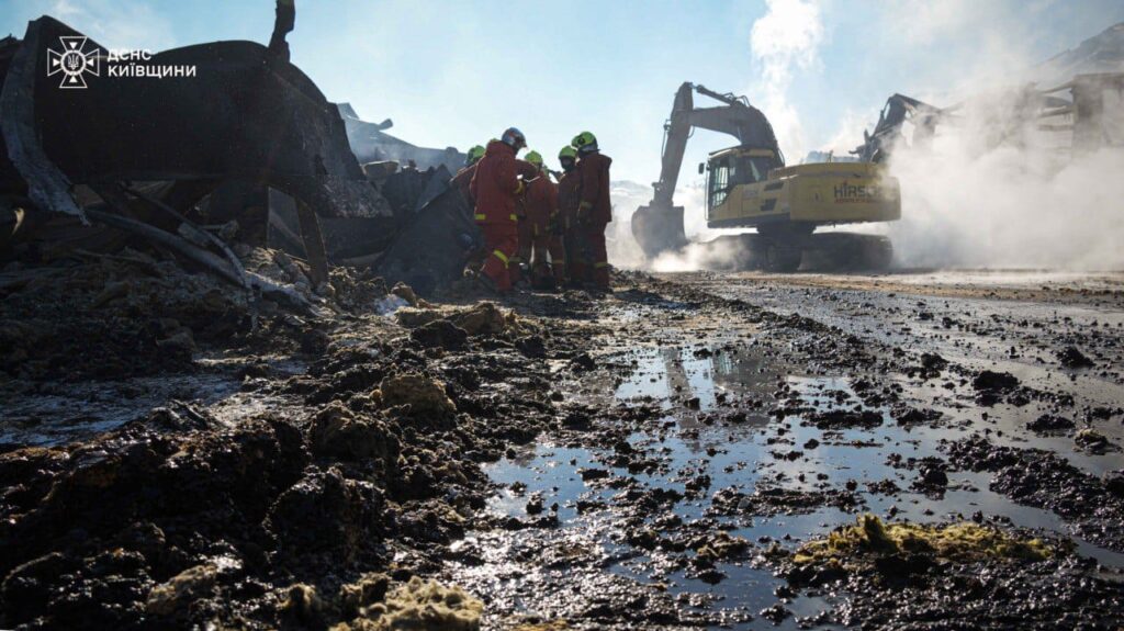 Пожежу на Roshen у Яготині гасять вже 5 діб Пожежу на Roshen у Яготині гасять вже 5 діб