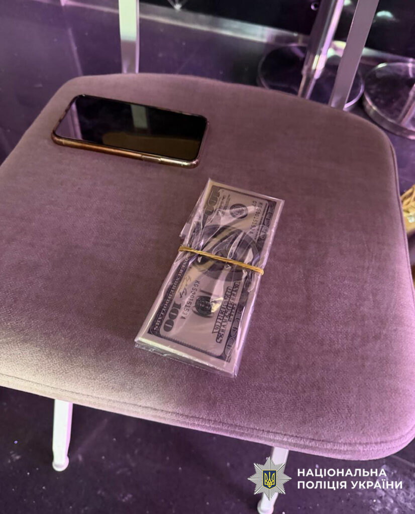 На Київщині керівниця ГО вимагала $10 тисяч за фіктивну непридатність